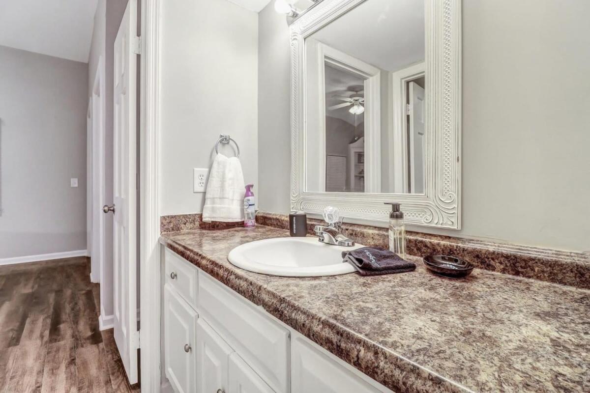 Eagle'S Landing Loft-Downtown Above Bull & Barrel Apartment Statesboro Bagian luar foto