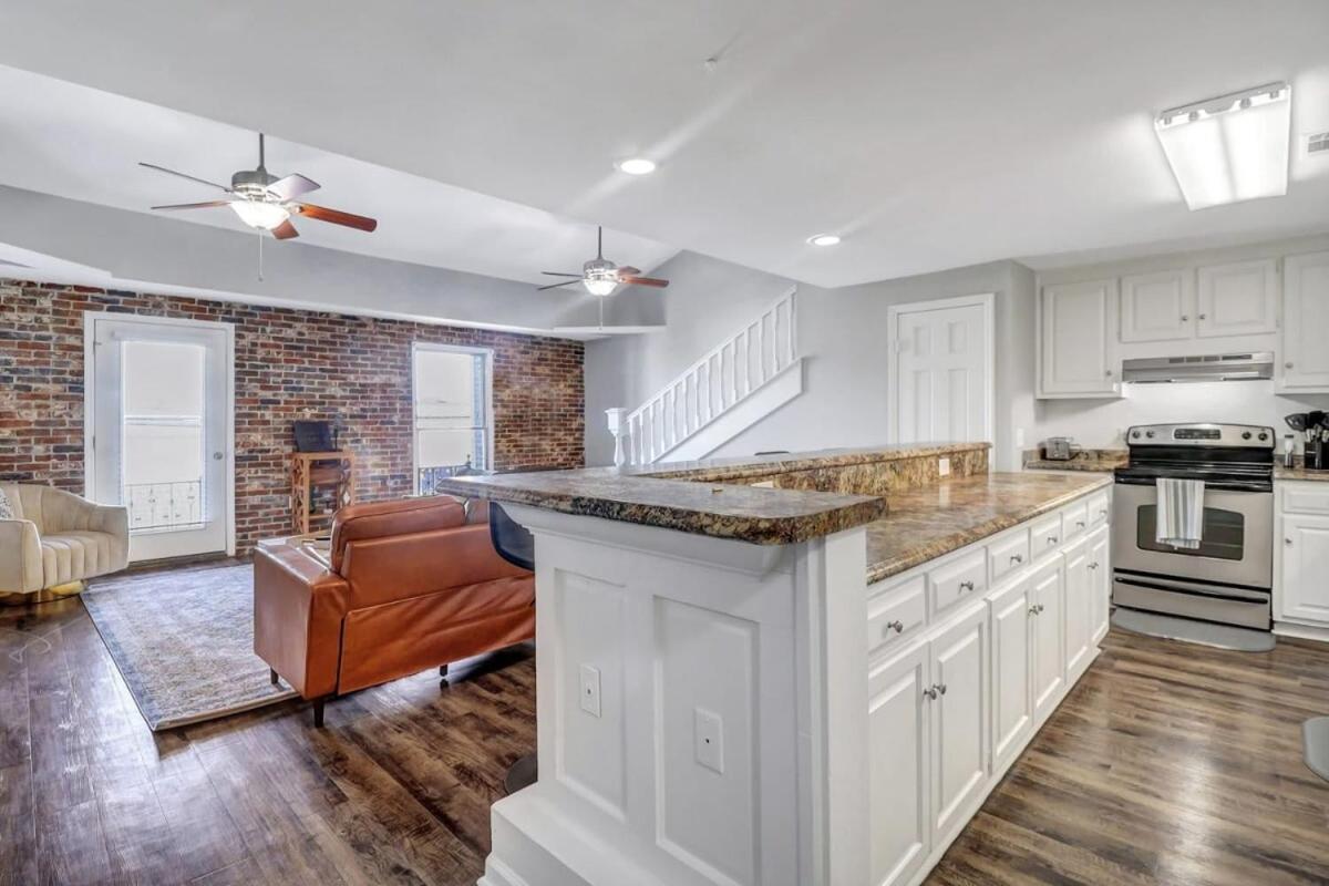 Eagle'S Landing Loft-Downtown Above Bull & Barrel Apartment Statesboro Bagian luar foto