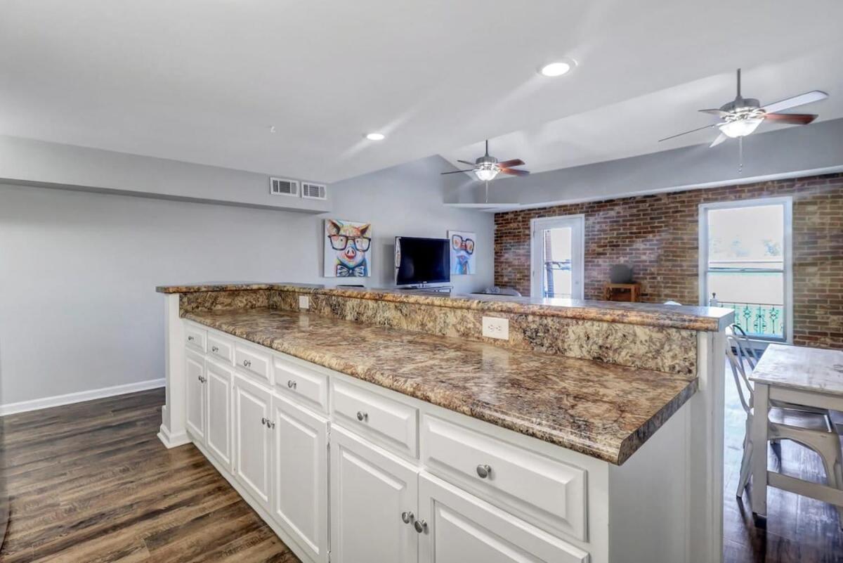 Eagle'S Landing Loft-Downtown Above Bull & Barrel Apartment Statesboro Bagian luar foto
