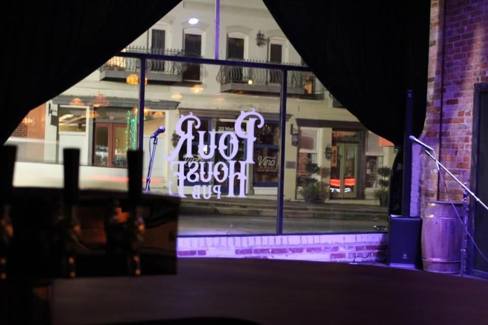 Eagle'S Landing Loft-Downtown Above Bull & Barrel Apartment Statesboro Bagian luar foto